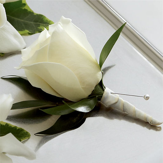 Boutonnière de roses blanches